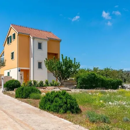 Jelena - Five Bedroom With Swimming Pool Dračevica